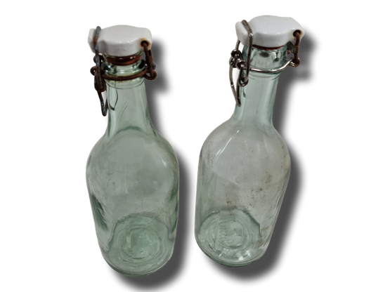 Kaksi vanhaa pulloa (posliininen patenttikorkki)