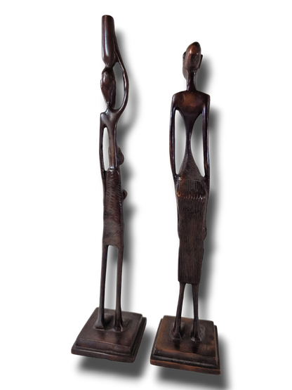 Kaksi metallista patsasta (korkeus 30 cm