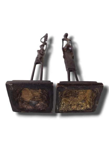 Kaksi metallista patsasta (korkeus 30 cm