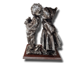Tyttö ja poika -patsas (korkeus n 30 cm)