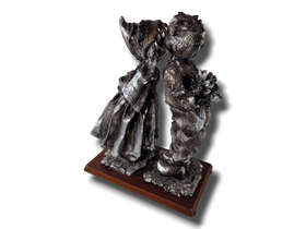 Tyttö ja poika -patsas (korkeus n 30 cm)