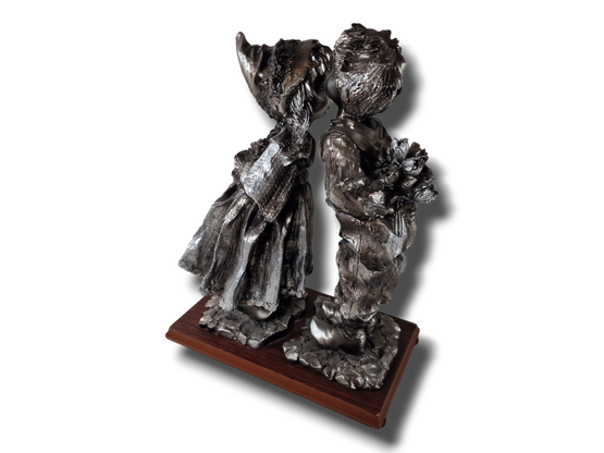 Tyttö ja poika -patsas (korkeus n 30 cm)