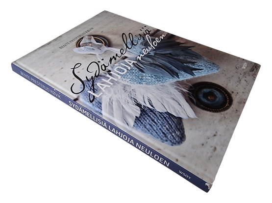 Kirja (Sydämellisiä Lahjoja Neuloen - Bente Presterud Rovik)