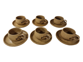 Kuusi kahvikuppia ja asettia (Pentik Hiisi)