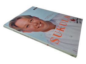 Kirja (Kaikilla mausteilla - Jyrki Sukula : Nautitaan ja kokkaillaan ja nautitaan)