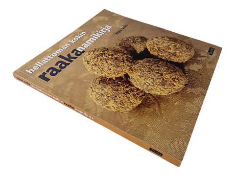 Kirja (Hellattoman Kokin RaakaNamikirja - Mea Salo)