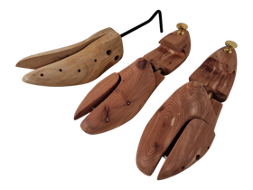 2 paria kengänmuotoilijoita ja yksi kengänpidike