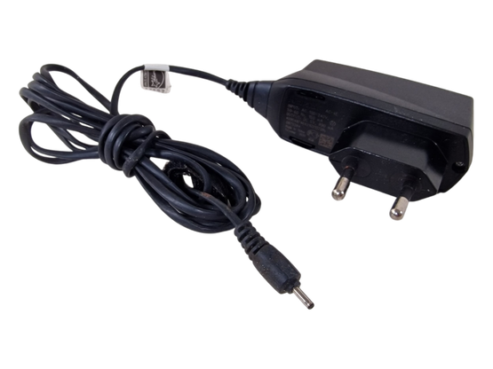 Pienipäinen laturi (Nokia AC-4E)