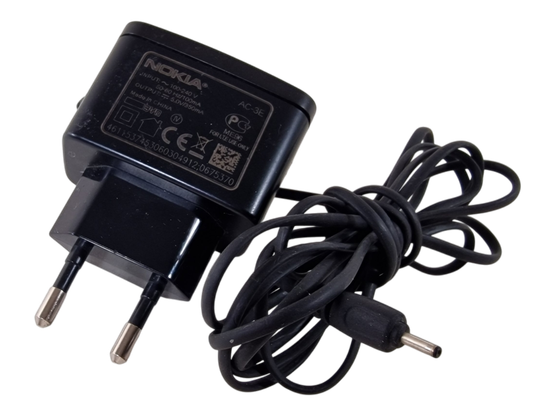 Pienipäinen laturi (Nokia AC-3E)