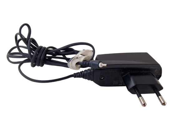 Pienipäinen laturi (Nokia AC-8E)