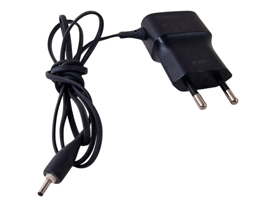 Pienipäinen laturi (Nokia AC-11E)