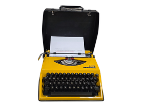 Keltainen vintage kirjoituskone (Tippa S)