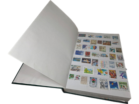 Suomalaisia postimerkkejä kansiossa