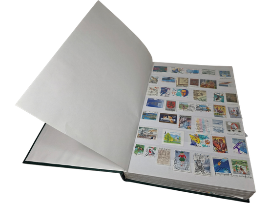 Suomalaisia postimerkkejä kansiossa