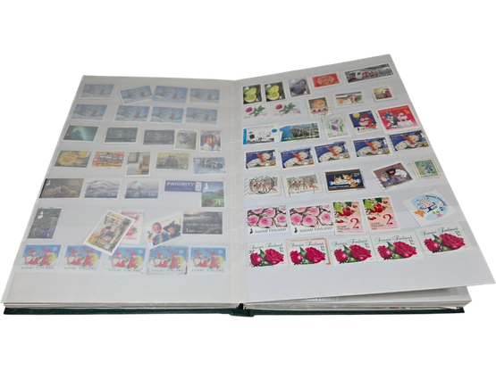 Suomalaisia postimerkkejä kansiossa