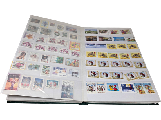 Suomalaisia postimerkkejä kansiossa