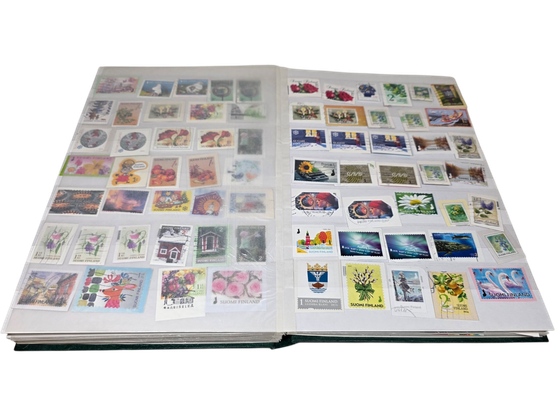 Suomalaisia postimerkkejä kansiossa