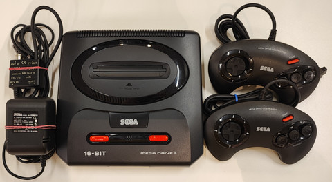 Sega Mega Drive II -konsoli + 2 ohjainta