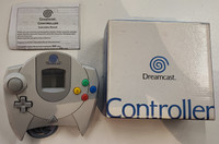 Sega Dreamcast -ohjain myyntilaatikossa