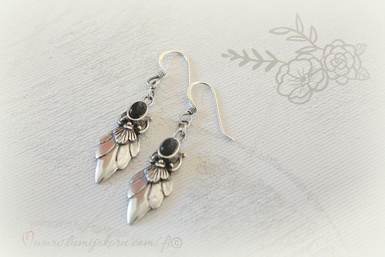 Hopeiset mustakiviset korvakorut