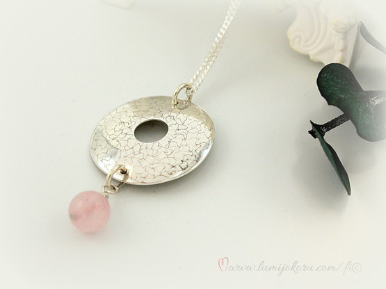 Hopeariipus ruusukvartsi