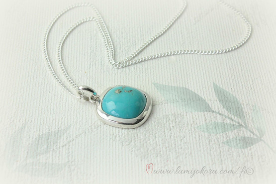 Hopeariipus turkoosilla kivellä 