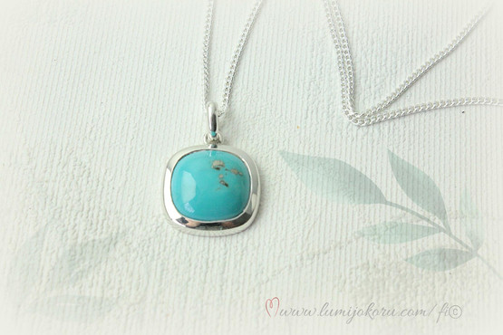 Hopeariipus turkoosilla kivellä 