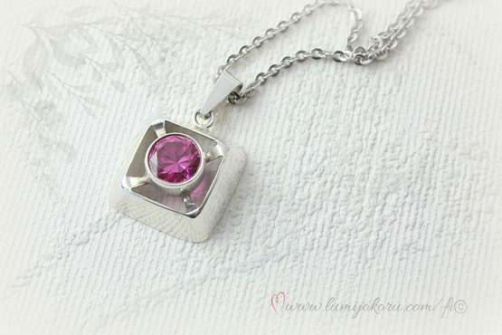 Hopeariipus pinkillä kivellä