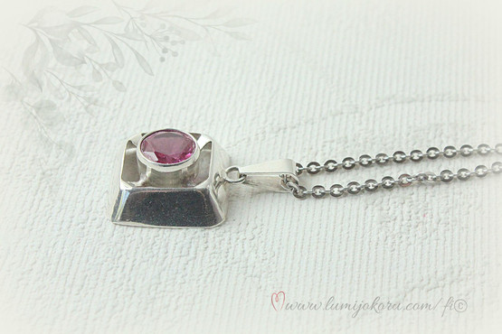 Hopeariipus pinkillä kivellä