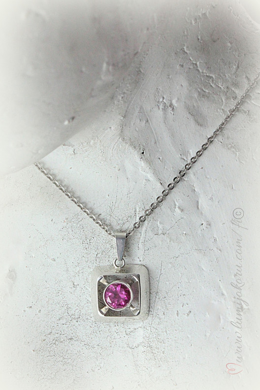 Hopeariipus pinkillä kivellä