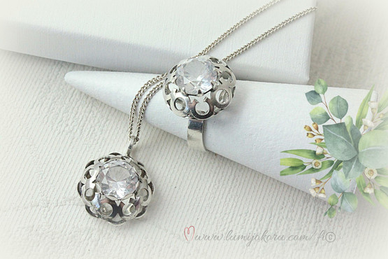 Vanha hopeinen korusarja