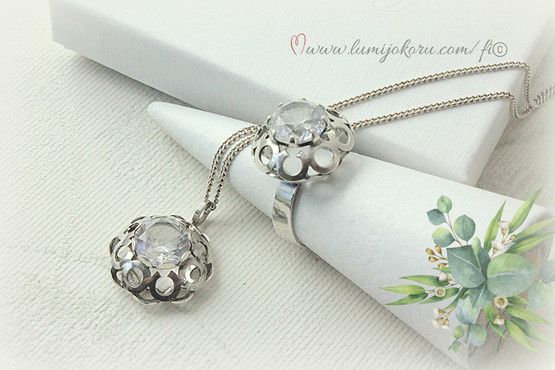 Vanha hopeinen korusarja