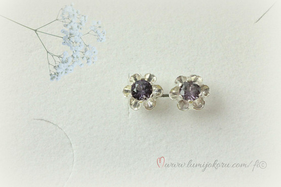 Lilakiviset tappikorvakorut hopeaa