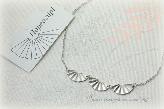 Hopeasiipi kaulakoru