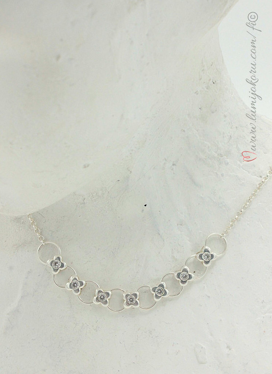 Koristeellinen kukkakääty hopeaa