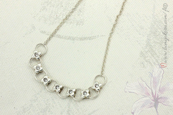 Koristeellinen kukkakääty hopeaa