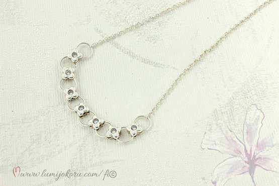 Koristeellinen kukkakääty hopeaa