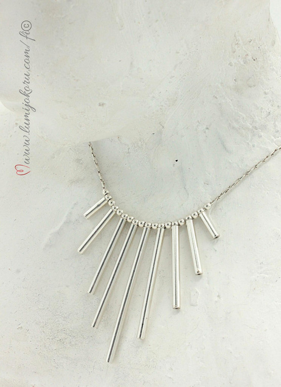 Näyttävä hopeakaulakoru