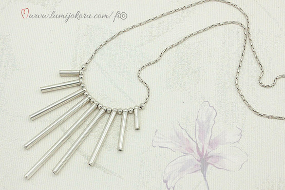 Näyttävä hopeakaulakoru