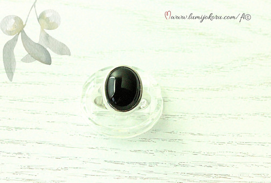 Hopeasormus mustalla kivellä 16,5mm