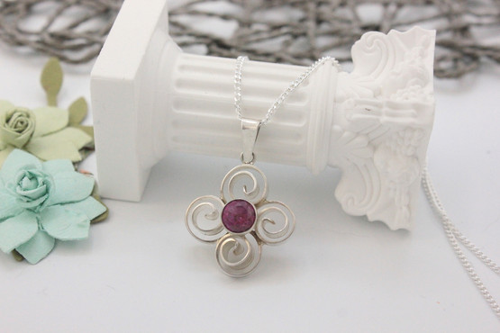 Hopeinen riipus pinkillä kivellä