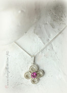 Hopeinen riipus pinkillä kivellä