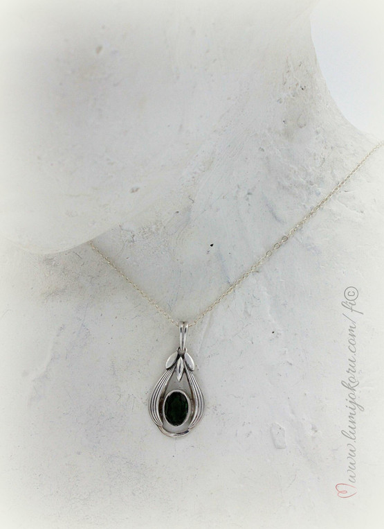 Hopeinen riipus vihreällä kivellä