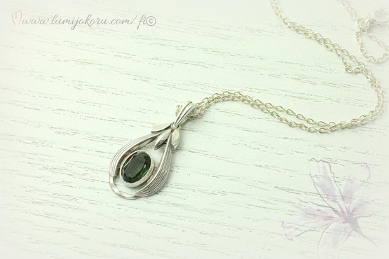 Hopeinen riipus vihreällä kivellä