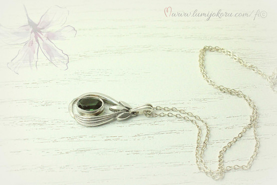 Hopeinen riipus vihreällä kivellä