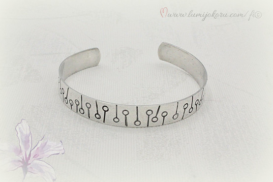 Hopeinen rannekoru vuodelta 1960