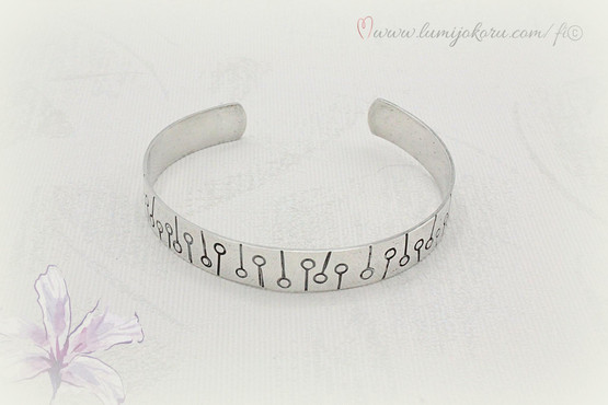 Hopeinen rannekoru vuodelta 1960