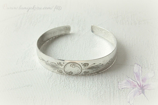 Hopeinen rannekoru vuodelta 1961