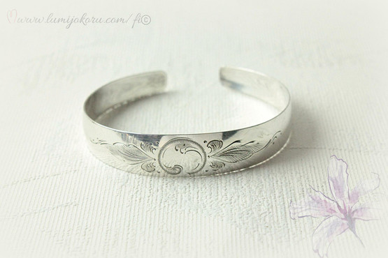 Hopeinen rannekoru vuodelta 1961