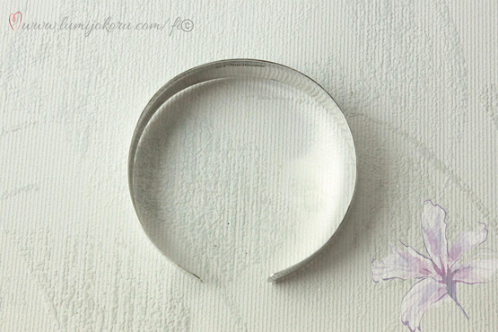 Hopeinen rannekoru vuodelta 1961